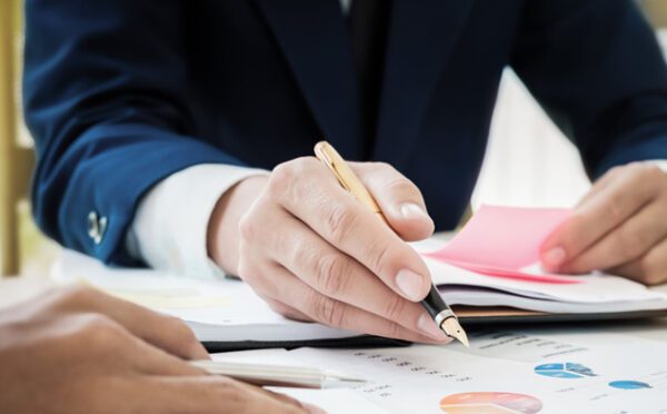 Ce que les prêteurs garantis doivent savoir lorsqu’ils prennent un gage sur des actions d’une société à responsabilité illimitée en Alberta ou en Colombie-Britannique