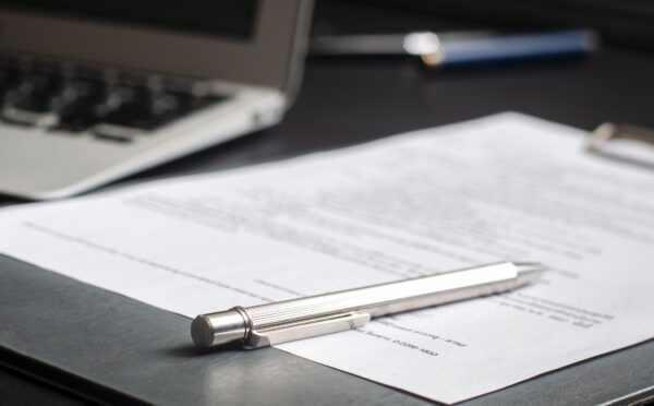 Arrêt Bertsch : une décision ontarienne qui fournit des indications sur les clauses de licenciement figurant dans les contrats de travail